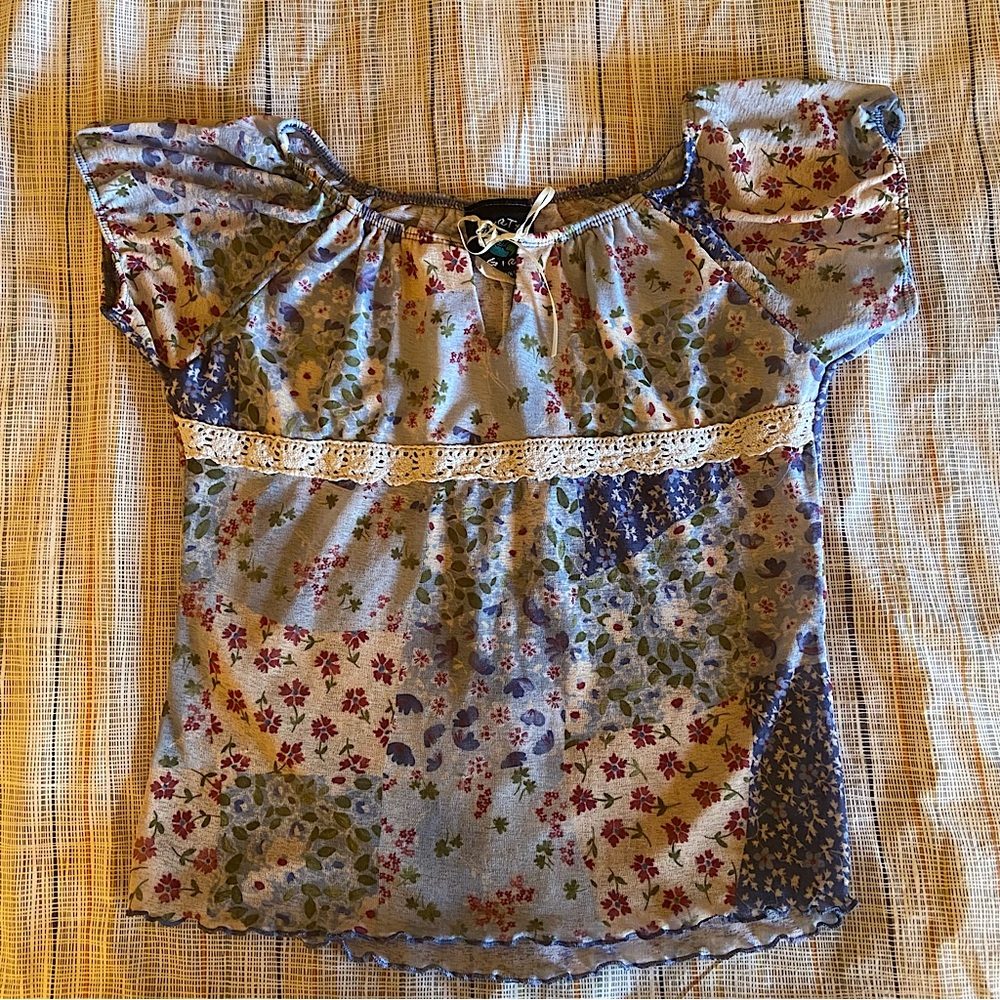 Short sleeve floral patchwork mesh top
